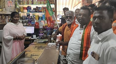 ஜிஎஸ்டி வரி குறைப்பு: பாஜகவினா் துண்டு பிரசுரம் விநியோகம்