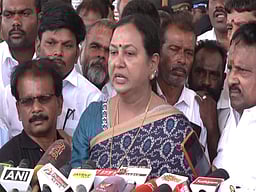 திமுக, அதிமுகவுடன் ஒரே நேரத்தில் கூட்டணிப் பேச்சா? 
பிரேமலதா பதில்
