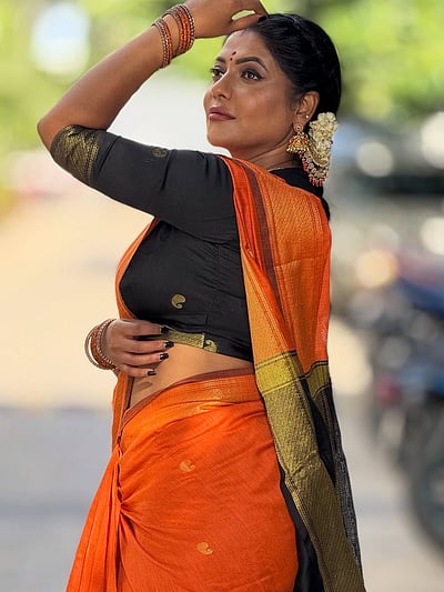 அழகு ததும்ப... ரேஷ்மா!