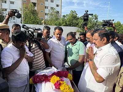 கரூர் பலி: பாதிக்கப்பட்டவர்களை சந்தித்து இபிஎஸ் ஆறுதல்!