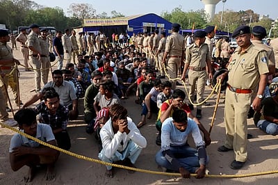 அஸ்ஸாமில் சட்டவிரோத குடியேற்றம்: 24 வங்கதேசத்தவா் நாடு கடத்தல்!