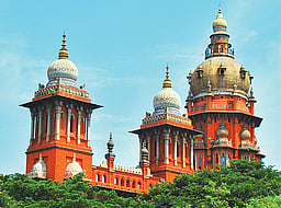 அதிமுகவினர் ரூ. 10,000 டோக்கன் வழங்குவதாக புகார்! வழக்கை முடித்துவைத்த நீதிமன்றம்