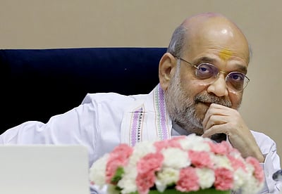 நக்சல்கள் ஆயுதங்களை விடுத்து சரணடைந்தால் சண்டை தொடராது: அமித் ஷா 