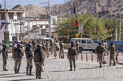 லேயில் கைப்பேசி இணைய சேவை தடை நீக்கம்