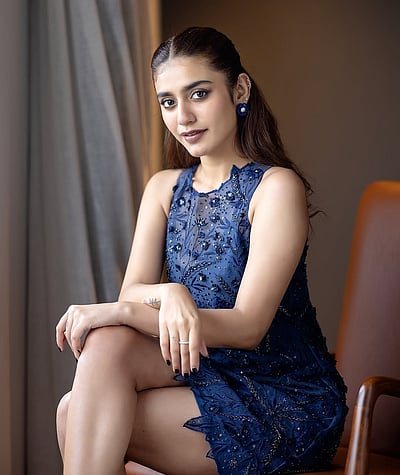 பூ மேல் பூ... பிரியா பிரகாஷ் வாரியர்!