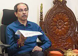 தொகுதி மறுவரையறை முடிவைத் தற்காலிகமாக நிறுத்திவைக்க அரசுக்கு உத்தவ் தாக்கரே கோரிக்கை