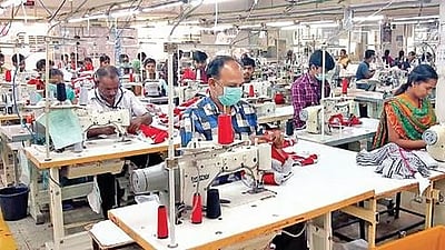 திருப்பூர்: கட்டாய ஆள்குறைப்புக்குத் தள்ளப்படும் சிறு, குறு நிறுவனங்கள் 