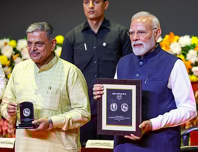 ஆர்எஸ்எஸ் - 100! சிறப்பு நாணயம் வெளியிட்ட பிரதமர் மோடி!