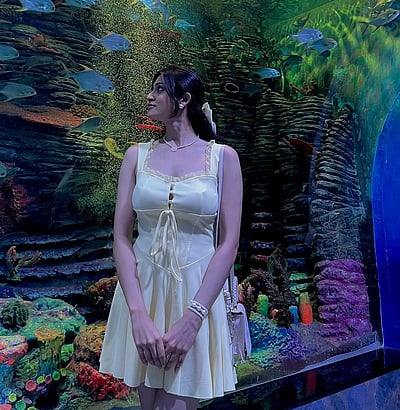 கண்ணாடிப் பார்வை... மோக்‌ஷா கெளஷால்! 