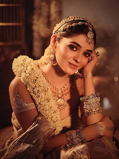 தேவி தரிசனம்... பிரனலி ரத்தோட்! 