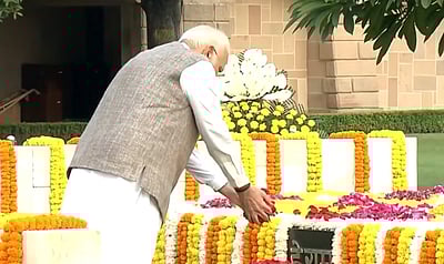 காந்தி நினைவிடத்தில் மோடி மரியாதை!