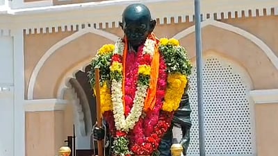 காந்தி சிலைக்கு காவித்துண்டு:  புதிய சர்ச்சை!
