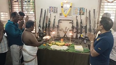 துப்பாக்கிகள் வைத்து ஆயுத, சரஸ்வதி  பூஜை கொண்டாடிய புதுச்சேரி போலீசார்