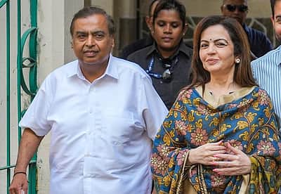 நாட்டின் பணக்காரா்கள் பட்டியல்: 
முதலிடத்துக்கு முன்னேறினாா் முகேஷ் அம்பானி