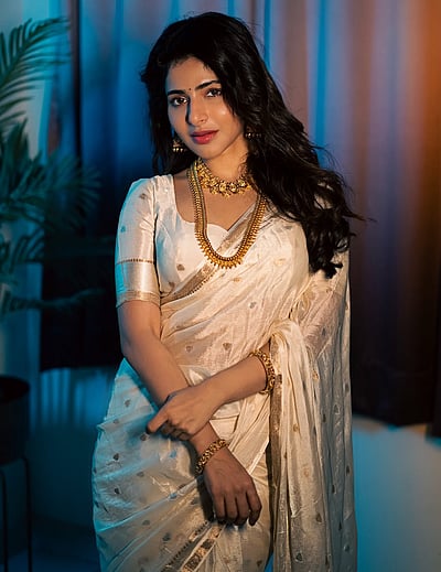 மின்னும் ஒளி... ஐஸ்வர்யா மேனன்!