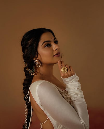 தும்பை பூ... நிகிலா விமல்!