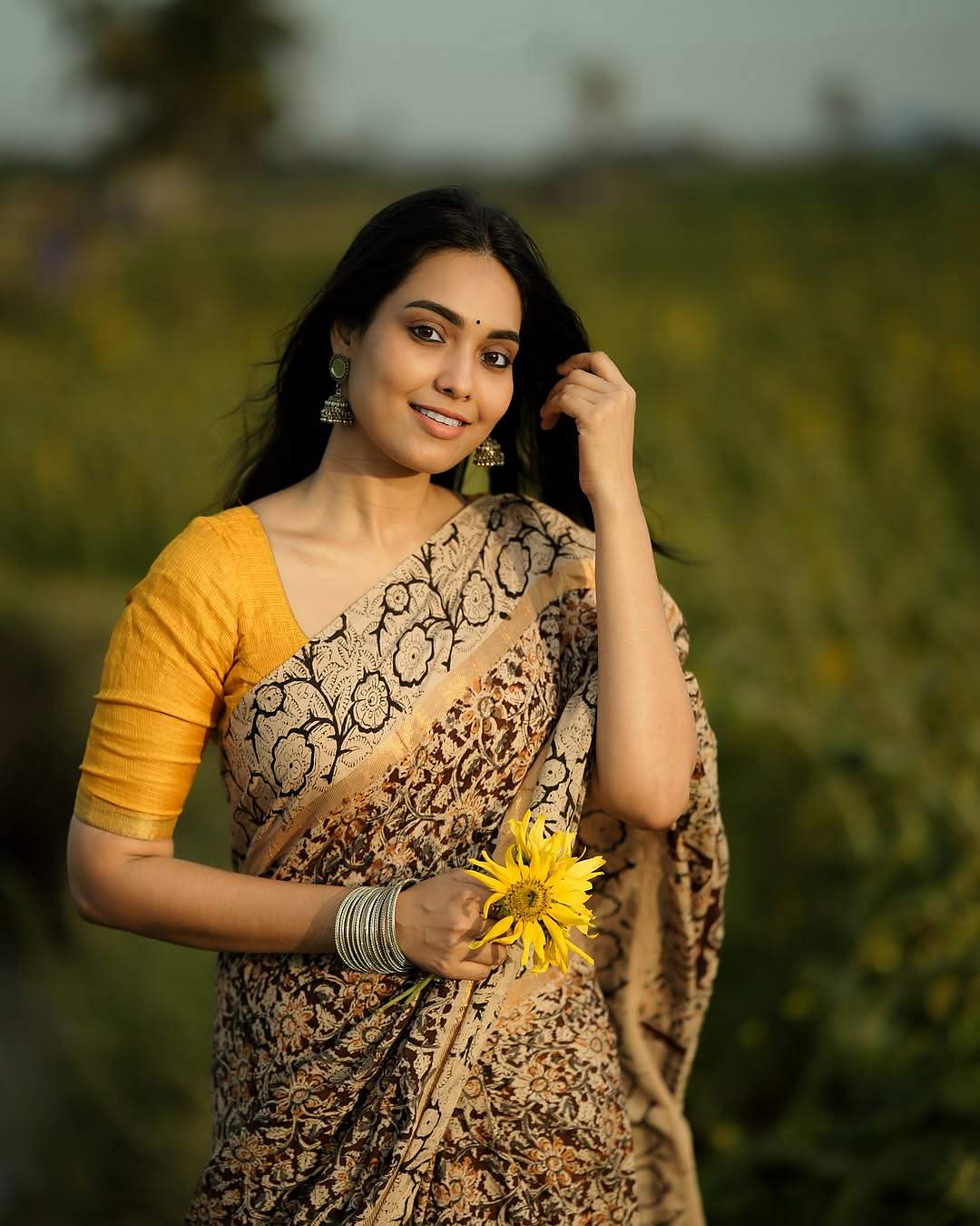 உறவுகள் நீயே... பவித்ரா ஜனனி!