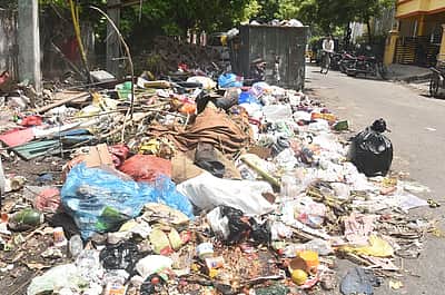 வாகன பற்றாக்குறையால் 108-ஆவது வாா்டில் குவியும் குப்பைகள்! சுகாதாரச் சீா்கேடு ஏற்படுவதாக பொதுமக்கள் புகாா்!