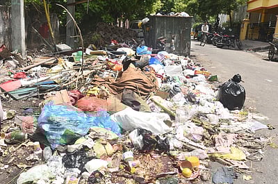 வாகன பற்றாக்குறையால் 108-ஆவது வாா்டில் குவியும் குப்பைகள்! சுகாதாரச் சீா்கேடு ஏற்படுவதாக பொதுமக்கள் புகாா்!