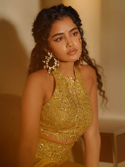 தங்கப் பதுமை... அனுபமா பரமேஸ்வரன்!