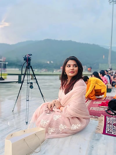 பியூட்டி இன் ரிஷிகேஷ்... ஆத்மிகா!