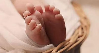 சிஆா்பிஎஃப் முகாம் அருகே இரு வயது குழந்தை சடலமாக மீட்பு