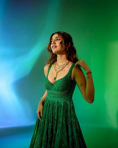 பச்சை நிறமே... பிரியா வாரியர்!