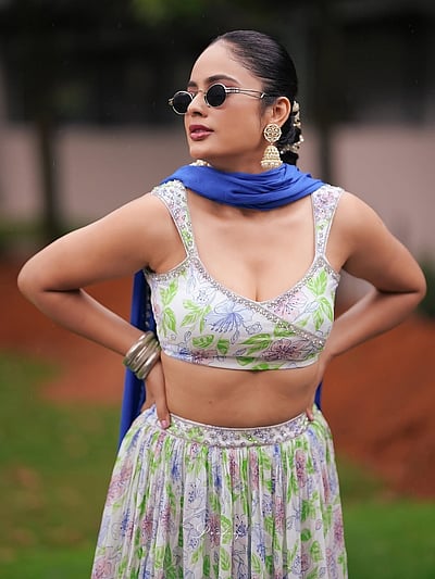 மயில் கழுத்து... நந்திதா ஸ்வேதா!