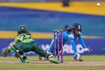 மகளிர் உலகக்கோப்பை: பாக். எதிராகப் போராடி ரன் சேர்த்த இந்தியா! 248 ரன்கள் இலக்கு!