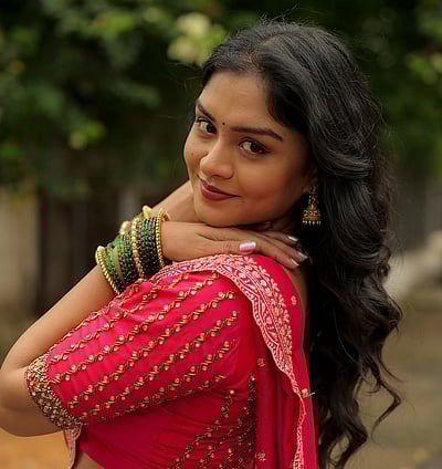 கண் ஜாடை... லட்சுமி பிரியா! 