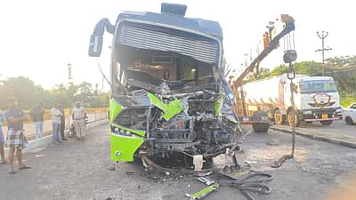 ஆற்காடு: கன்டெய்னர் லாரி - சொகுசு பேருந்து மோதி விபத்து! ஒருவர் பலி; 23 பேர் படுகாயம்