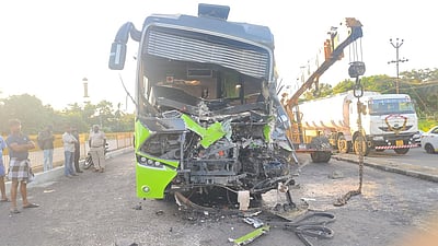 ஆற்காடு: கன்டெய்னர் லாரி - சொகுசு பேருந்து மோதி விபத்து! ஒருவர் பலி; 23 பேர் படுகாயம்