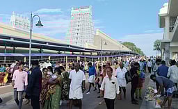 விடுமுறை தினம்: திருச்செந்தூா் கோயிலில் ஆயிரக்கணக்கான பக்தா்கள் தரிசனம்