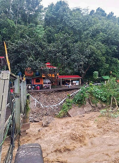 மே.வங்கத்தில் நிலச்சரிவு - 7 பேர் பலி!