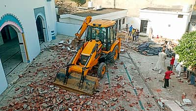 உ.பி.: ‘சட்டவிரோத’ மசூதியை 
தாங்களே இடித்து அகற்றிய முஸ்லிம்கள்!