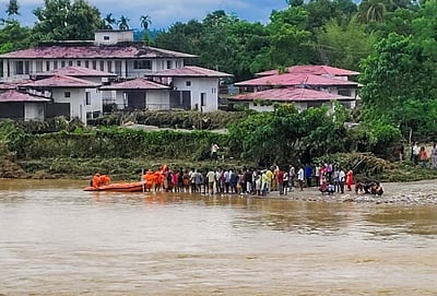 மேற்கு வங்கத்தில் நிலச்சரிவு: 20 போ் பலி! டாா்ஜீலிங்கில் சிக்கிய 1,000 சுற்றுலாப் பயணிகள்!