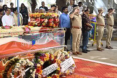 முதுபெரும் பத்திரிகையாளா் டி.ஜே.எஸ்.ஜாா்ஜ் உடல் அரசு மரியாதையுடன் தகனம்!