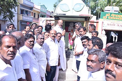 வாடிவாசல் அருகே எம்ஜிஆர் சிலை சேதம்: எடப்பாடி பழனிசாமி கண்டனம்  