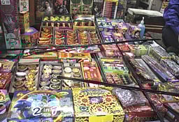 விதி மீறல்: இரு பட்டாசு ஆலைகளுக்கு குறிப்பாணை