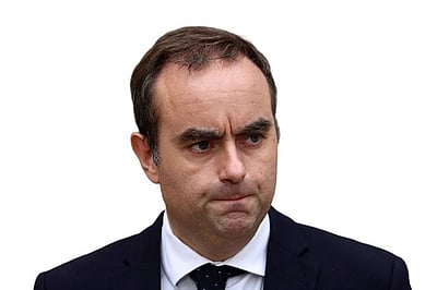 பதவியேற்ற 27 நாள்களில் பிரான்ஸ் பிரதமா் ராஜிநாமா