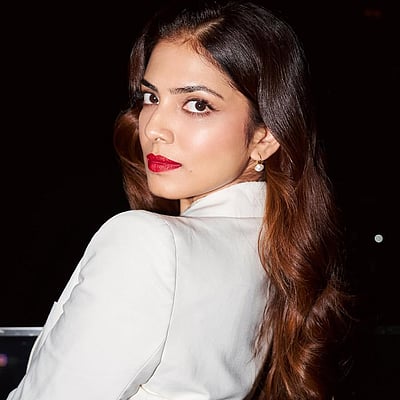 பலே ரோஜா... மாளவிகா மோகனன்!