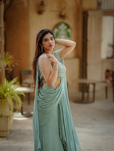 புன்னகை பட்டு... பிரக்யா நாக்ரா!