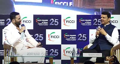 மகாராஷ்டிர போலீஸாரின் நலனுக்காக முதல்வரிடம் பிரபல நடிகர் கோரிக்கை! 