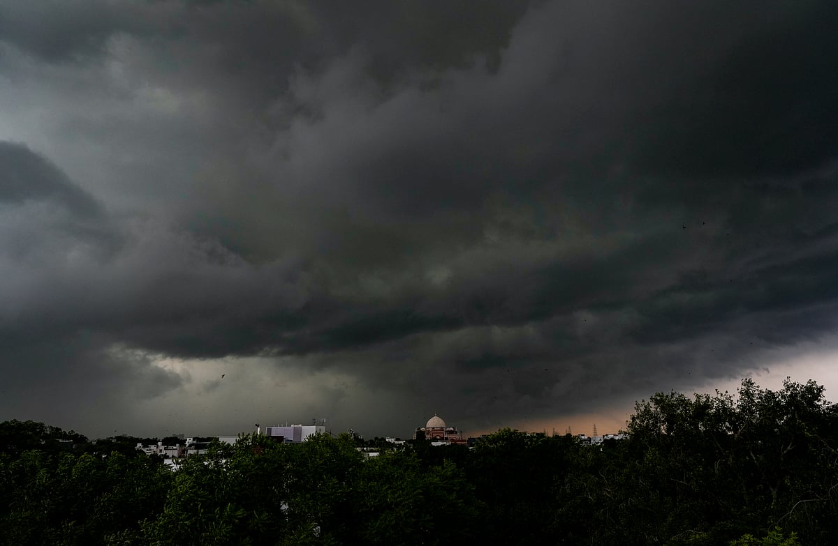சென்னையில் ஆங்காங்கே மழை! வெய்யிலிருந்து விடுபட்ட மக்கள் மகிழ்ச்சி!