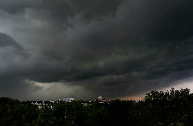 தில்லியில் சுழ்ந்த கருமேகங்கள். ஆங்காங்கே லேசான, தூறல் மழை முதல் கனமழை பெய்ய வாய்ப்புள்ளதாகவும் வானிலை ஆய்வு மையம் கணிப்பு.