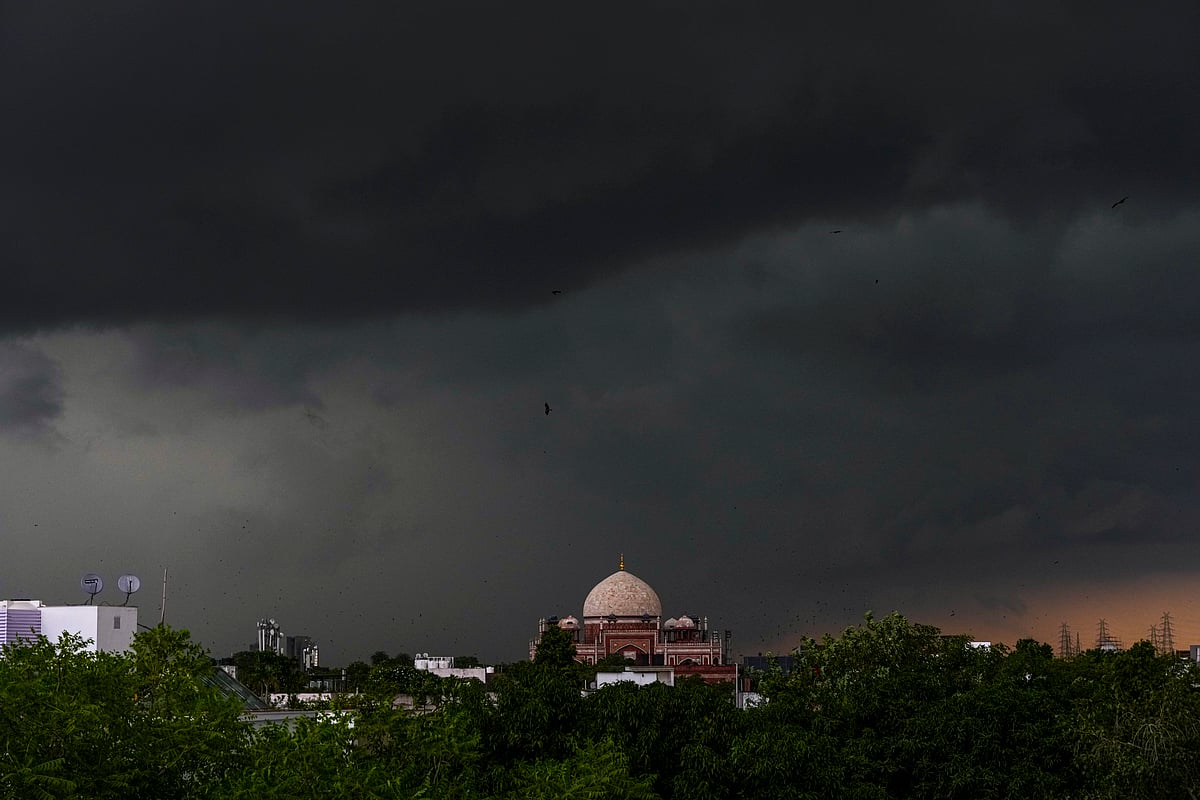தேசியத் தலைநகா் தில்லியில் உள்ள ஹுமாயூன் கல்லறைக்கு மேல் திரண்ட கருமேகங்களை அடுத்து நெட்டிசன்கள் பலரும் புகைப்படங்களையும், விடியோக்களைப் பகிர்ந்து கொண்டனர்.