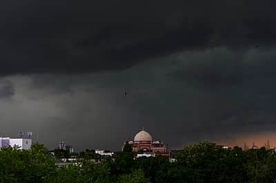பகலை இரவாக்கிய கருமேகங்கள் - புகைப்படங்கள்