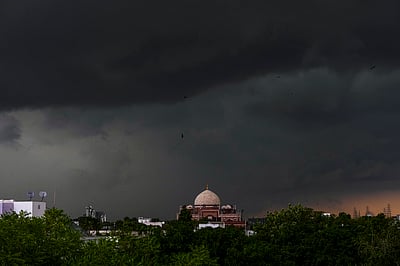 பகலை இரவாக்கிய கருமேகங்கள் - புகைப்படங்கள்