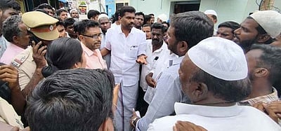 அதிகரிக்கும் நாய் தொல்லை! தெருவில் விளையாடிய 4 வயது சிறுவனை கடித்துக் குதறிய நாய்கள்!