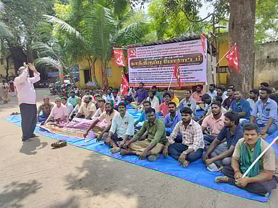 விழுப்புரம்: மின் ஊழியர்கள் 2-வது நாளாக காத்திருப்பு போராட்டம்!